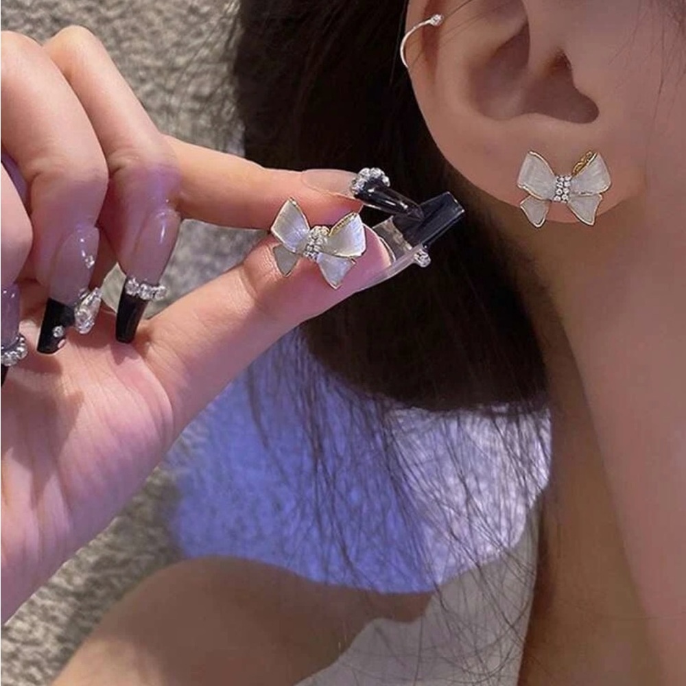 White bow stud earrings gold plated with crystals - Picture 3 of 3